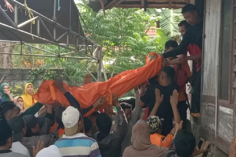 Munawir  warga Dompu ditemukan tewas terseret banjir bandang . ((Suara Karya/SAR Mataram))