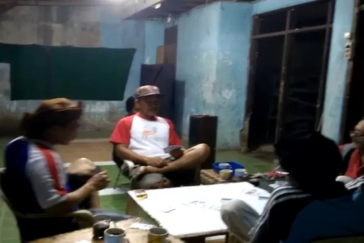 Masyarakat yang memanfaatkan rumah kosong Bumi Sani Permai Bekasi tersebut sebagai sarana untuk ronda pada malam hari (YouTube BSP Top)