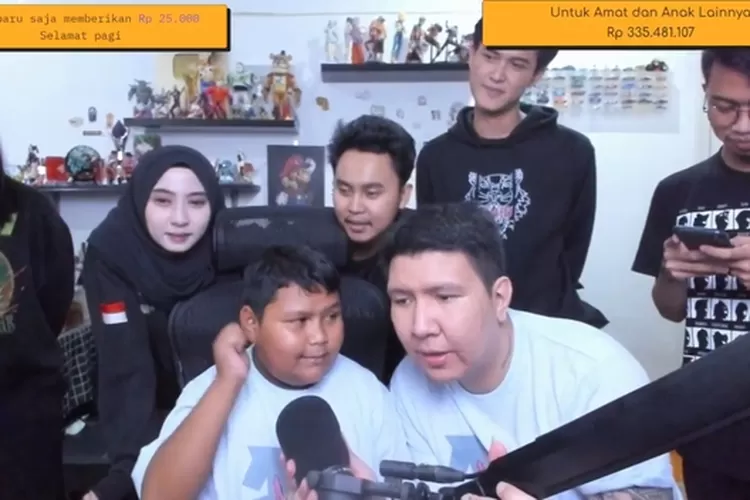 YouTuber gaming Windah Basudara dan Rahmat 'Okky Boy' Bersama dengan tim donasi membuat kejutan warganet. (YouTube Windah Basudara)