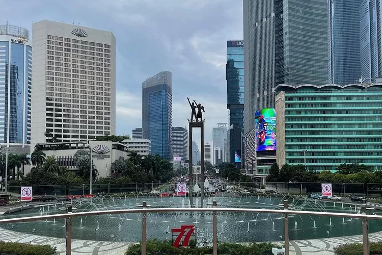 Potret Sky Deck View Ikonik Jakarta di Bunderan HI yang berlatar Patung Selamat Datang. (Instagram @ngabilajepret)