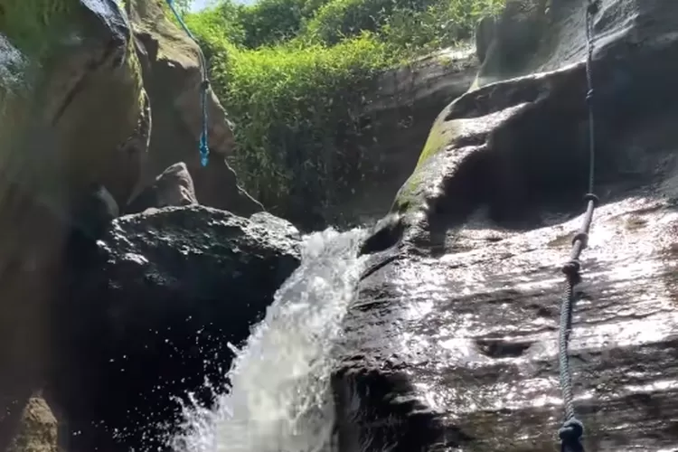 Curug Love, salah satu wisata alam air terjun sebagai hidden gem di bogor yang cocok untuk dijadikan tempat healing. (Youtube.com / SRAH Official)