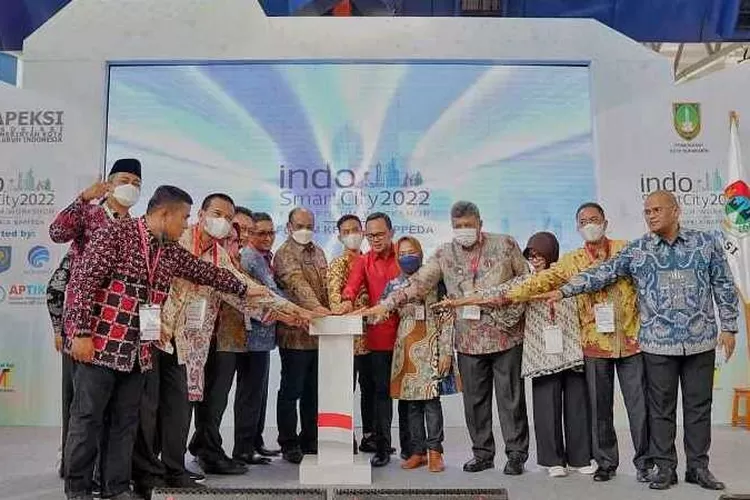 Direktur Jenderal Bina Administrasi Kewilayahan Kemendagri bersama Ketua APEKSI dan sejumlah wali kota saat menbuka Indo Smart City 2022 (Endang Kusumastuti)