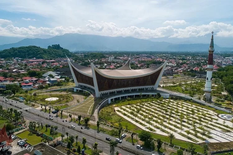 Masjid Raya Sumatera Barat, salah satu destinasi wisata religi yang cocok untuk healing di Padang (Instagram @masjidrayasumaterabarat)