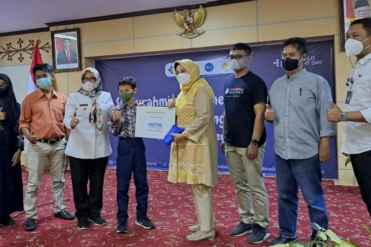 Yayasan Indonesia Melihat Nusantara-Hoya Indonesia mensupport World Sight Day di Pusat Mata Nasional RS Cicendo Bandung. (FOTO: Yayasan Indonesia Melihat Nusantara)