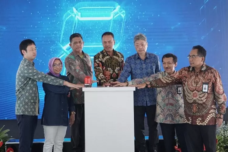 Direktur Utama PT PLN Nusantara Power, Ruly Firmansyah (tengah) saat uji Co-firing ammonia