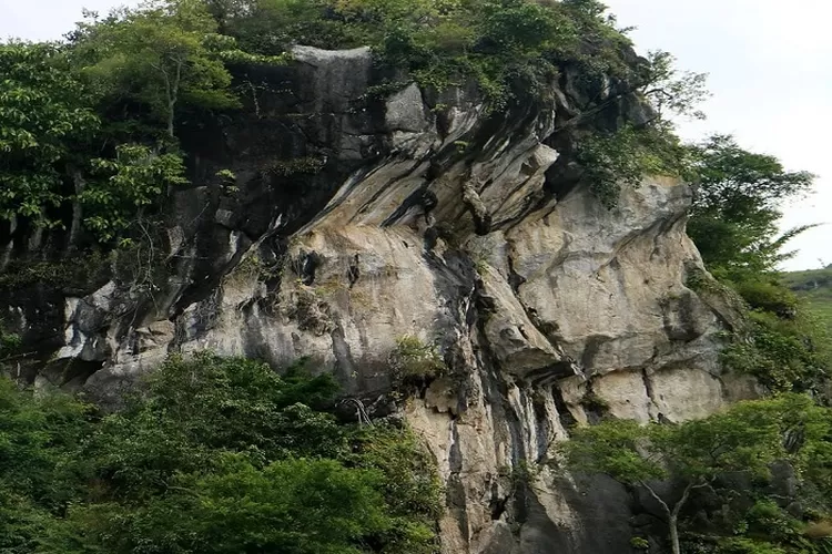 Kisah Asal Usul Batu Gantung di Parapat Danau Toba Ada 2 Versi Cerita Seru Untuk Diketahui Tentang Seruni yang Jatuh Dari Tebing (www.instagram.com/@pesona.indonesia)