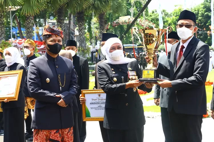  Dirut Bank Jatim Busrul Iman saat menerima Piala Bergilir Gubernur Jawa Timur
