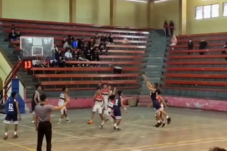 Pertandingan dalam laga Gala Basket Pelajar Kendal 2022 yang digelar di GOR Bahurekso. (edi prayitno/kontributor kendal)