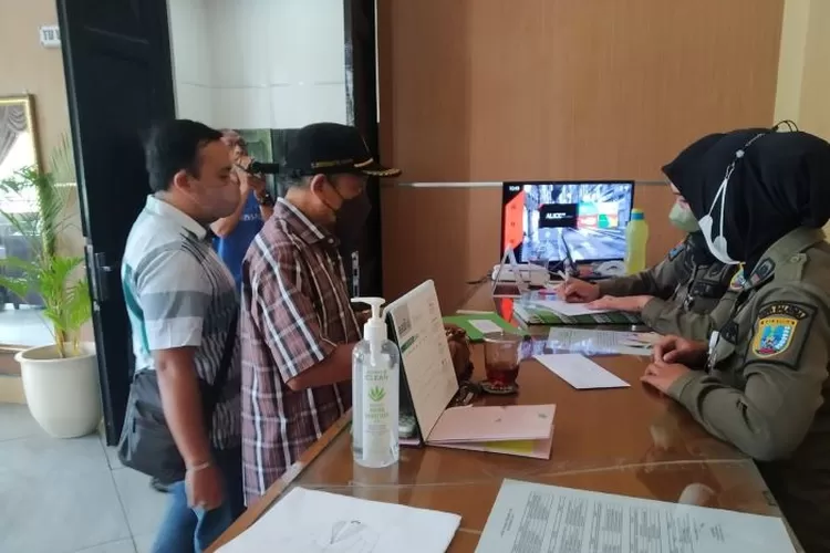 Sugeng Budiyanto dan anaknya menyerahkan surat untuk Pj Walikota Salatiga, Sinoeng N Rachmadi dalam ikhtiar mencari keadilan (Foto : Edy Susanto HM)