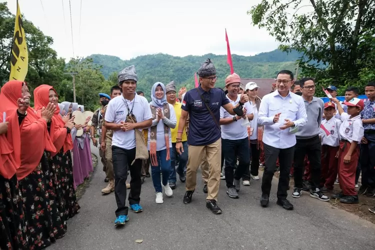 Menparekraf Sandiaga Uno saat melihat langsung potensi keindahan alam yang ada di Desa Wisata Kambo