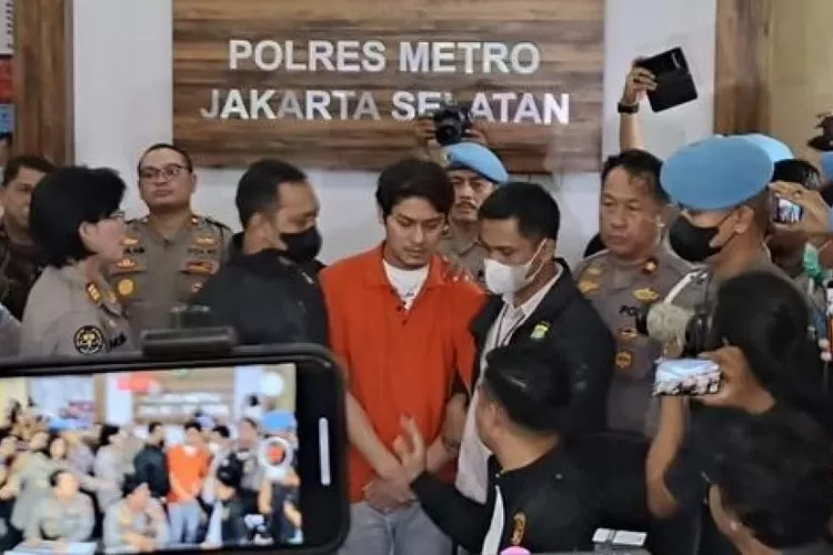Rizky Billar Tertunduk Saat Kenakan Baju Orange, Resmi Ditahan 20 Hari ke Depan (poto : herhistory)*