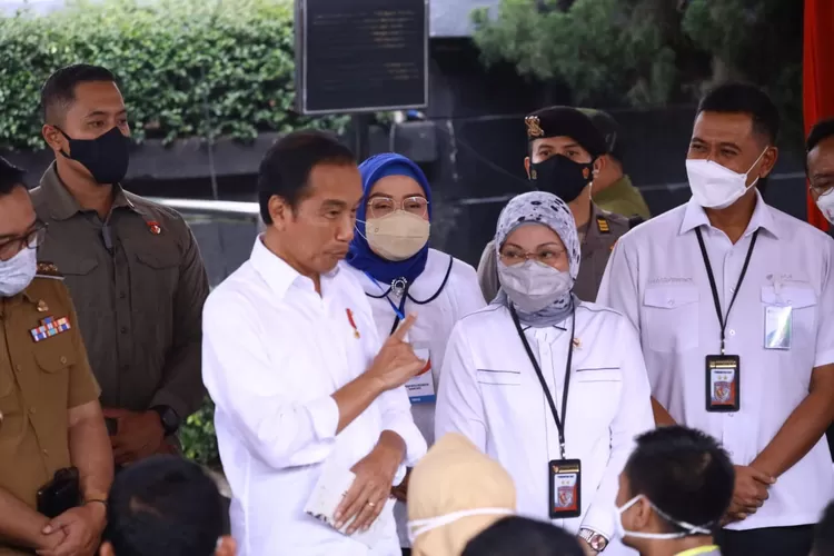 Menaker Ida Fauziyah (kedua dari kanan) mendampingi Preside Jokowi (kiri) tinjau penyaluran BSU di Bandung. 