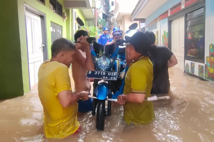 Salah satu titik banjir di Jakarta, relawan BPBD DKI Jakarta membantu masyarakat.