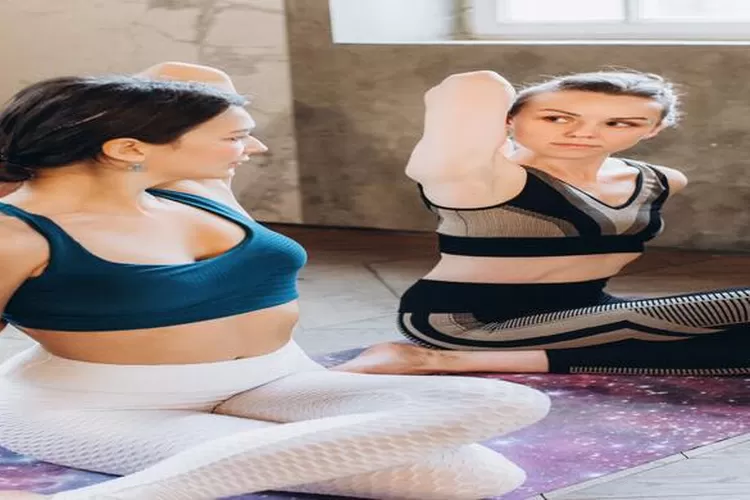 Olahraga yoga yang dilakukan dalam ruangan tanpa harus terkena sinar matahari langsung (Pexels.com/Elina Fairytale)