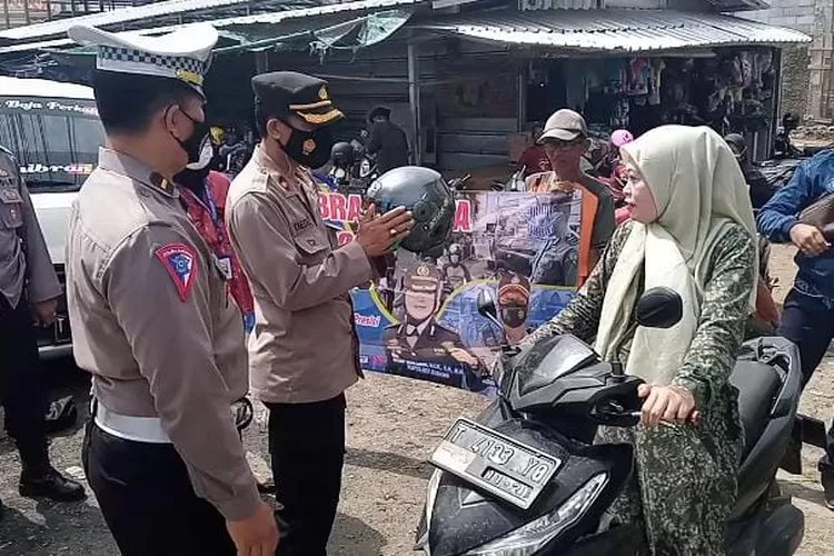  Kapolsek Ciasem Berikan Helm gratis kepada pengendara yang tak pakai helm. Foto :  (Ahya Nurdin)