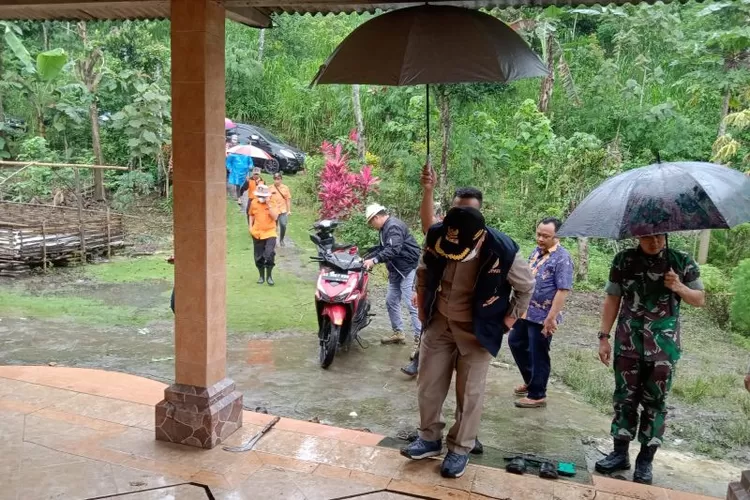 Bupati Tulungagung melihat kondisi rumah warga yang retak dan ditinggal mengungsi oleh penghuninya di Desa Tanggunggunung, Tulungagung, Kamis (13/10/2022)  (ANTARA/HO - Joko Purnomo)