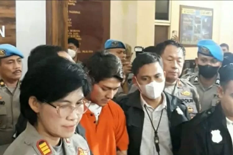 Artis Rizky Billar (baju oranye) saat berada di Polres Metro Jakarta Selatan, Kamis (13/10/2022).  (ANTARA/Yoanita Hastryka Djohan)