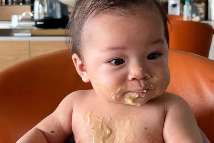 potret Mpasi Baby Izz dengan memakan sendiri tanpa bantuan ( Instagram.com/nikitawillyofficial94)
