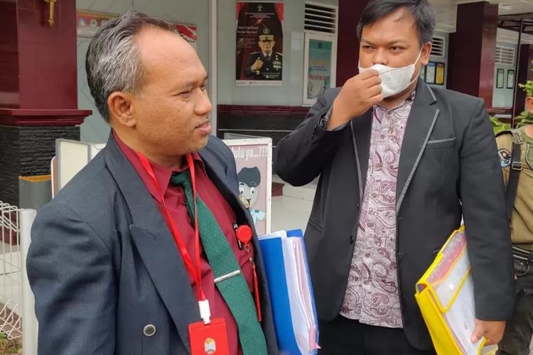  Suparno kuasa hukum terdakwa Rosi Yuanita, kasus dugaan &nbsp;tagihan fiktif Pelabuhan Khusus PLTU Batang.  (Muslihun kontributor Batang.)