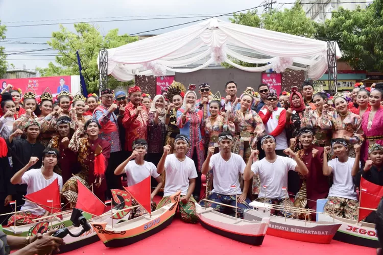 Rangkaian Hari Jadi ke 495, Bupati Indramayu Nina Agustina Da'i Bachtiar   melepas Kirab dan Karnaval Budaya 2022, kemarin. (FORO: Humas Diskominfo).