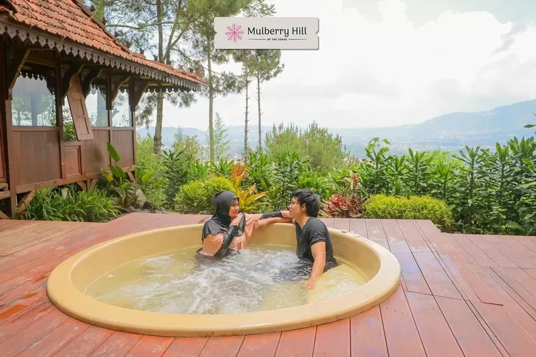 Potret Aurel Hermansyah dan Atta Halilintar saat mengunjungi destinasi wisata sekaligus tempat healing dan staycation Mulberry Hill By The Lodge Lembang Bandung (Instagram @mulberryhill_bythelodge)