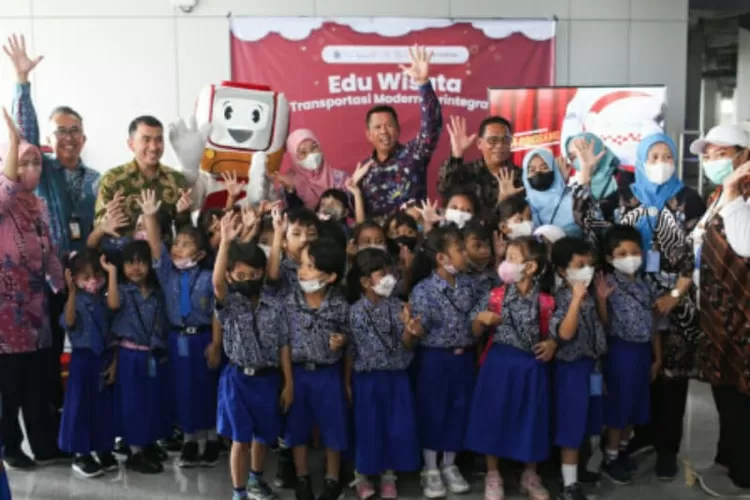 Puluhan anak sekolah mendapat edukasi wisata LRTdi Jakarta, Jumat (14/10/2022).