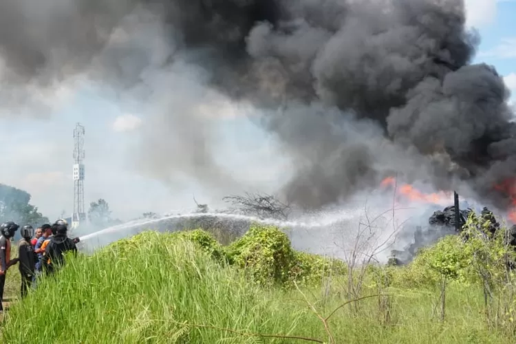 Petugas kebakaran memdamkan api. Foto: dok