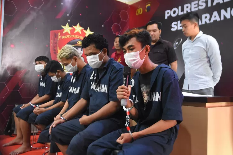 5 remaja di Bandarharjo diamankan oleh Polrestabes Semarang karena melakukan penganiayaan. (Ayosemarang.com/ Audrian Firhannusa)