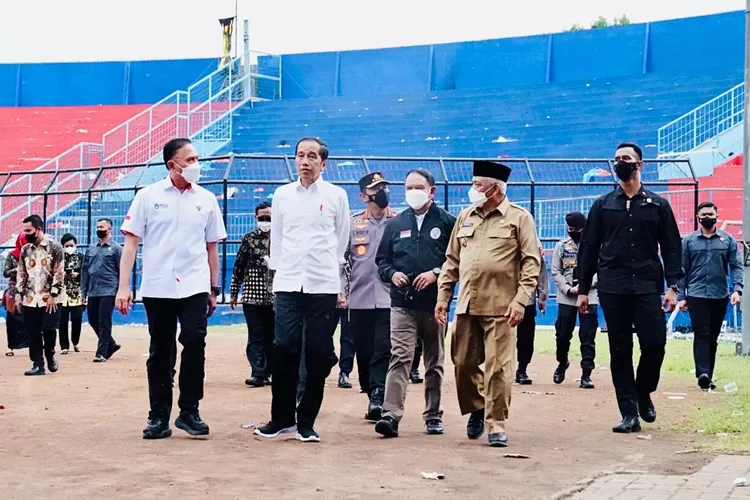 Presiden Jokowi didampingi Menpora Zainudin Amali saat meninjau kondisi Stadion Kanjuruhan, Kabupaten Malang, pada Rabu (05/10/2022).