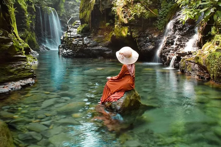 Airnya yang sebening kaca destinasi wisata alam 'Curug Balong Endah' hidden gem di Bogor (Instagram @pesonaairterjunindonesia)