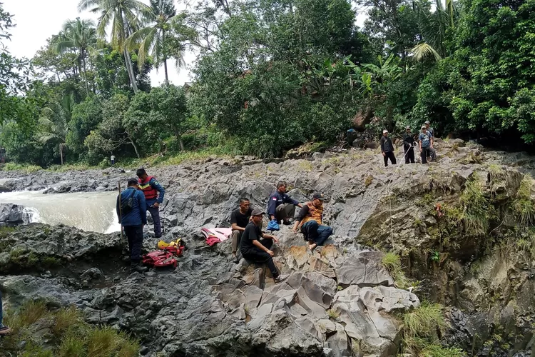 Hari ke 4 pencarian Ratna Vitria Ningsih, Tim SAR Gabungan terus menyusur anak sungai hingga muara sungai Ciasem di Blanakan. (AlurInformasi/AHYA NURDIN)