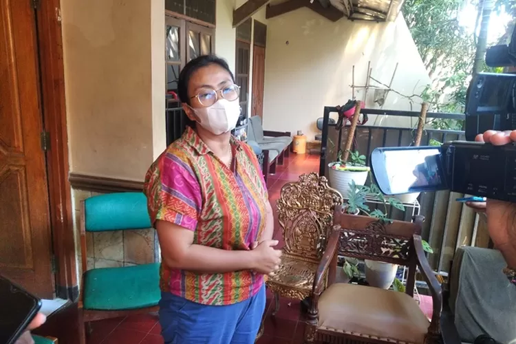 Istri Iwan Budi Paulus, Theresia Onee mengaku didatangi oleh anggota Pomdam IV/ Diponegoro.  (Ayosemarang.com/ Audrian Firhannusa)