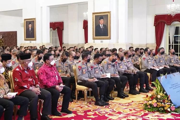 Para pejabat utama Polri saat diberi arahan Presiden Jokowi di Istana Negara, Jumat (14/10). (Foto tangkapan layar PMJ News)