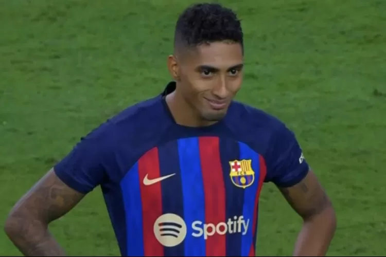 Raphinha berseragam Barcelona di tengah lapangan (Tangkapan layar YouTube/Antonionne Football)
