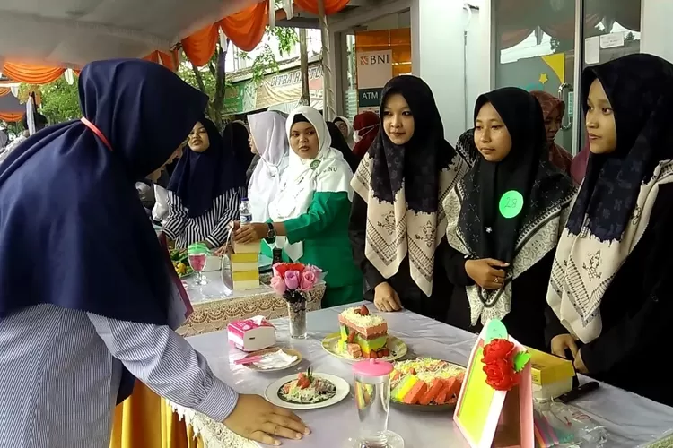 Peserta lomba weh-wehan menyajikan olahan singkong dijadikan makanan khas Kaliwungu di Festival Maulud Nabi Sabtu 15 oktober 2022. (edi prayitno/kontributor Kendal)