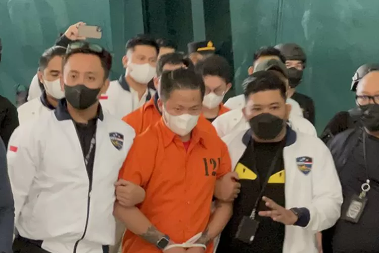 Pemulangan tiga orang tersangka judi dalam jaringan atau online, yang masuk ke daftar pencarian orang (DPO), dari Kamboja, di Terminal 3, Bandara Soekarno-Hatta, Tangerang, Banten, Sabtu (15/10/2022).  (ANTARA/Putu Indah Savitri)