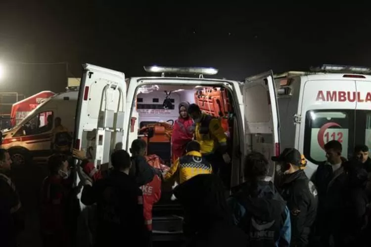 Korban dari ledakan bawah tanah tambang batu bara Turki yang sudah di evakuasi dengan tim Ambulans, ledakan menewaskan 25 orang dan sekitar sebelas orang masih dalam pencarian, titik lokasi berada di Kota Amasra Turki Selatan  (Anadolu Agency )