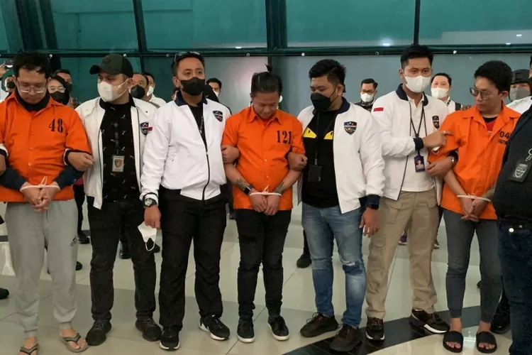 Tersangka judi online tiba di Bandara Soekarno -Hatta (Istimewa )