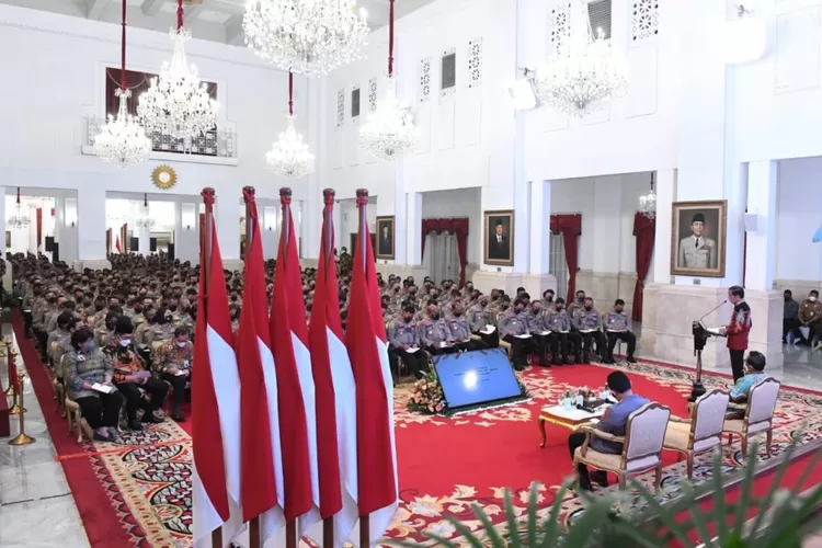 Presiden Jokowi memberikan arahan kepada jajaran Polri, Jumat (14/10/2022), di Istana Negara, Jakarta (setkab.go.id)