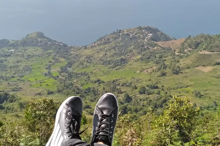 Panorama dari atas Bukit Huta Ginjang, destinasi wisata di Sumatera Utara  (Instagram @desikhairanii)