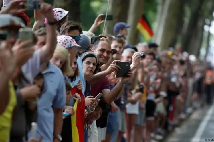 Potret warga Belgium yang kini sedang terancam gelap pada malam hari akibat krisi ekonomi yang nyata pada Uni Eropa khususnya Belgia (Reuters )