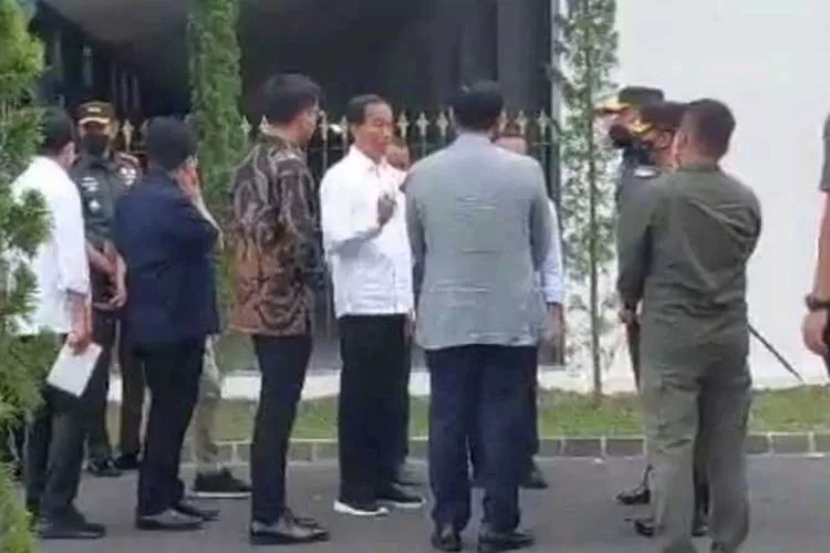 Presiden Joko Widoso bersama rombongan mengunjungi Pura Mangkungeran Solo (Endang Kusumastuti)
