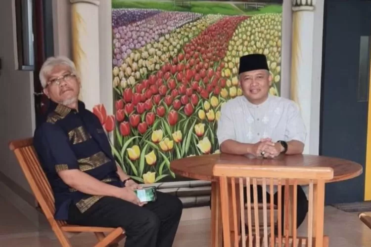 Ketua Yayasan Prima Cendekia Islami Prof. Dadan Wildan mengajak mantan mantan menteri Kehutanan era Presiden SBY, Dr. H.MS. Ka'ban mengelilingi setiap ruangan SMP PCI 