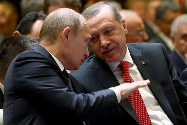 Potret kebersamaan Vladimir Putin dan Recep Tayyip Erdogan dalam suatu momen (Politico)