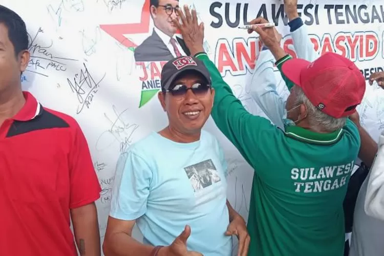 Ribuan masyarakat Kota Palu memberikan dukungan tandatangan kepada Anies Baswedan capres Nasdem pada Minggu, 16 Oktober 2022 pada spanduk yang dipasang oleh relawan. (KBA News)