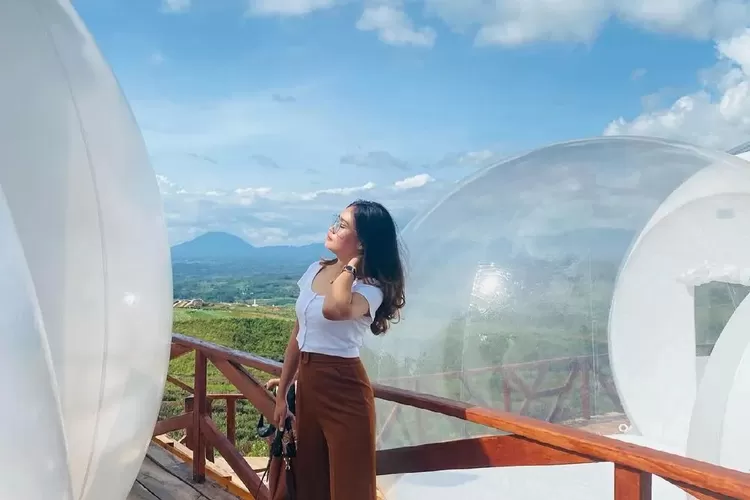 Siosar 2000 menawarkan sensasi liburan bak negeri diatas awan di Sumatera Utara yang wajib masuk ke daftar destinasi wisata yang akan dikunjungi (Instagram @musickalakkaro_official @siosarpuncak2000)
