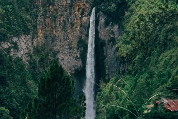 Air Terjun Sipiso Piso, salah satu destinasi wisata di Sumatera Utara yang menawarkan pemandangan yang luar biasa cantiknya (Instagram @faroverland.idn)