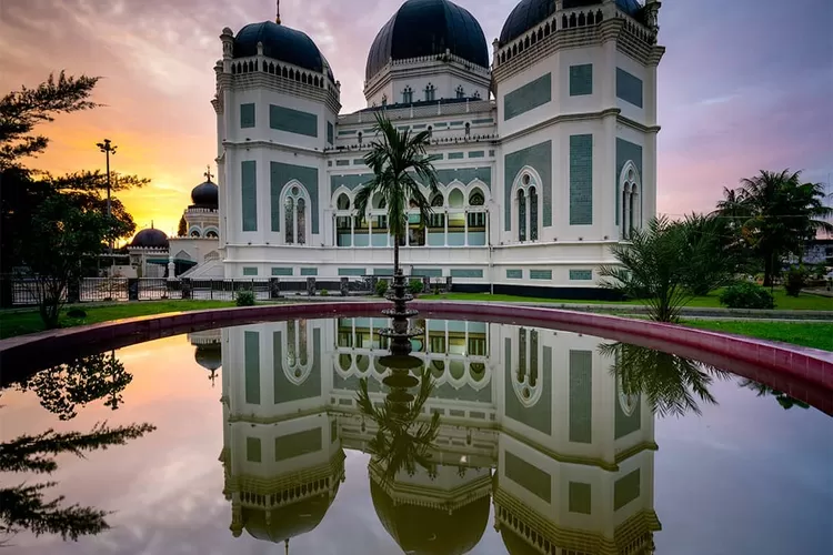 Masjid Raya Medan, salah satu destinasi wisata di Sumatera Utara yang menawarkan pemandangan yang luar biasa cantiknya (Instagram @hadipramono82)