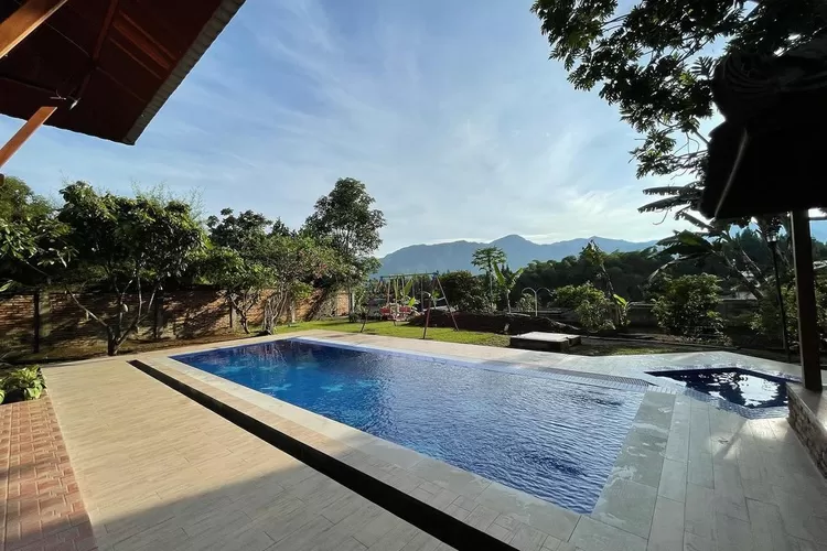 View gunung dari Villa Rumah Kupu Kupu di Puncak Bogor (Instagram @villarumahkupukupu)