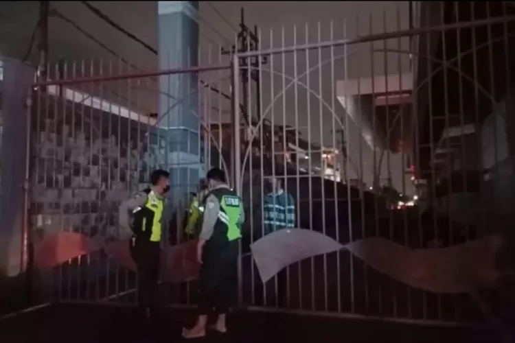 Petugas Keamanan Tunjunga Plaza menjaga  ketat pintu gerbang sesaat setelah kejadian bunuh diri seorang wanita akibat tertekan pinjol. (Meilita suarasurabaya.net)